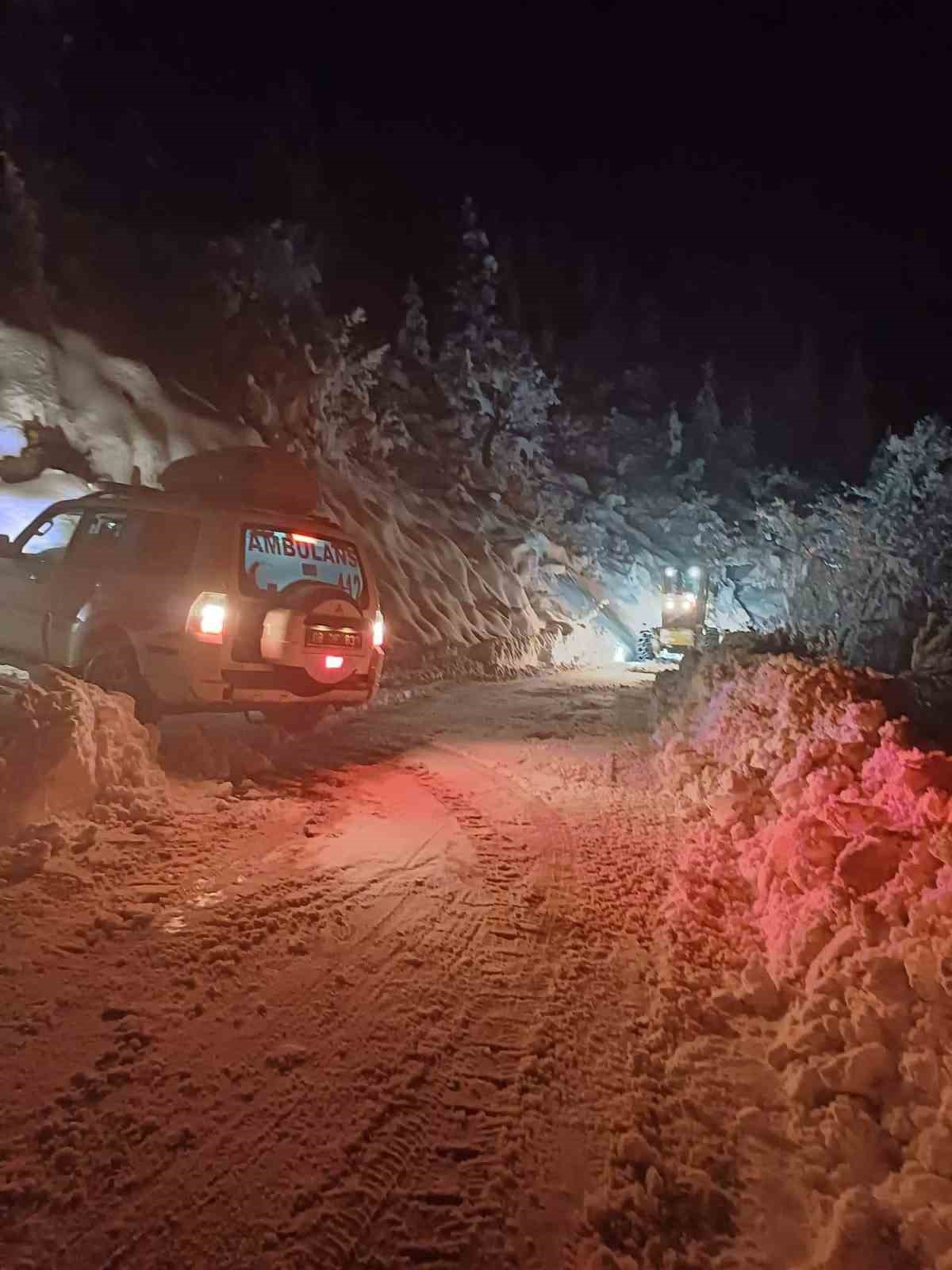 Artvin’de kardan yolu kapanan köyde mahsur kalan hasta kurtarıldı
