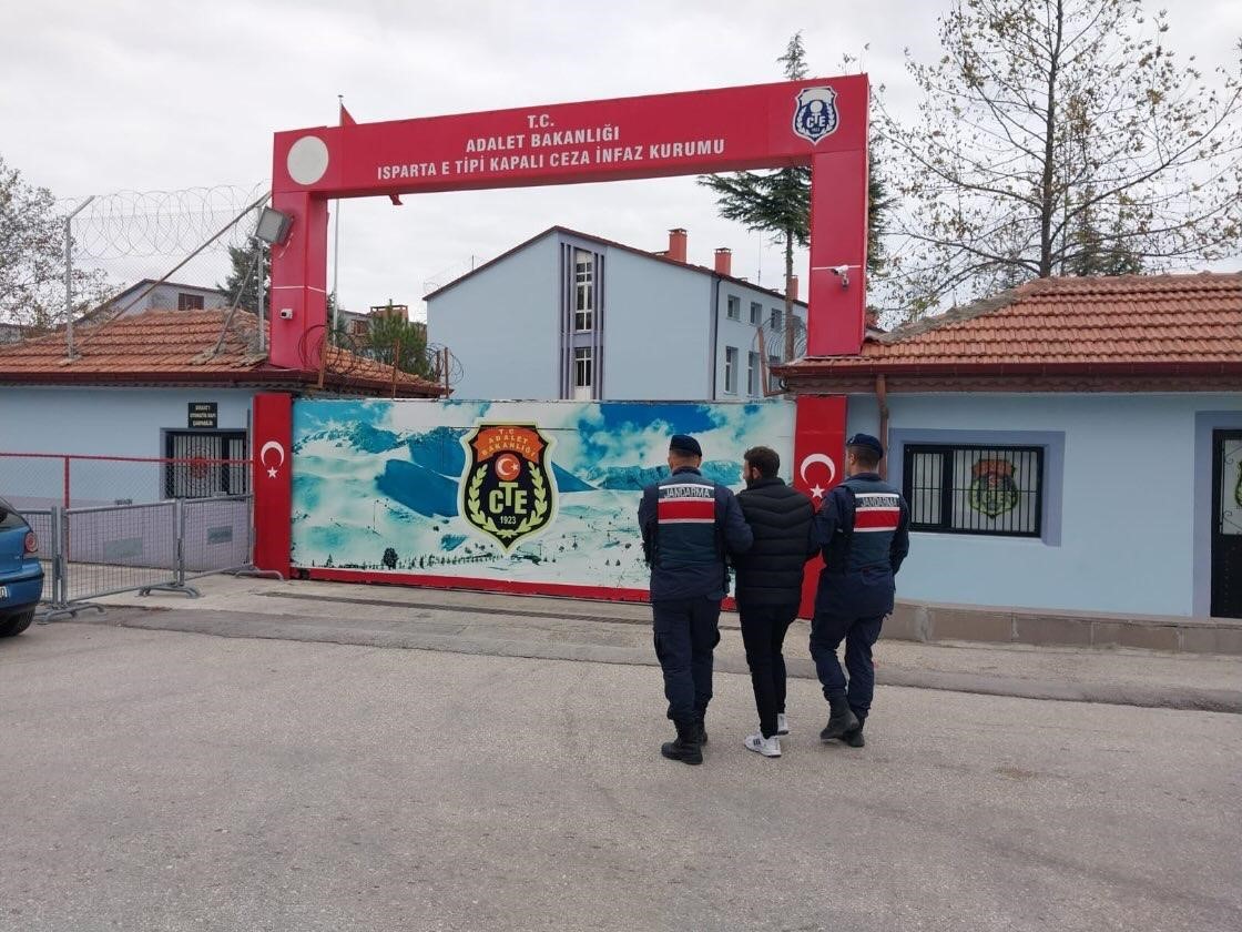 Isparta’da 11 yıl hapis cezasıyla aranan zehir taciri yakalandı
