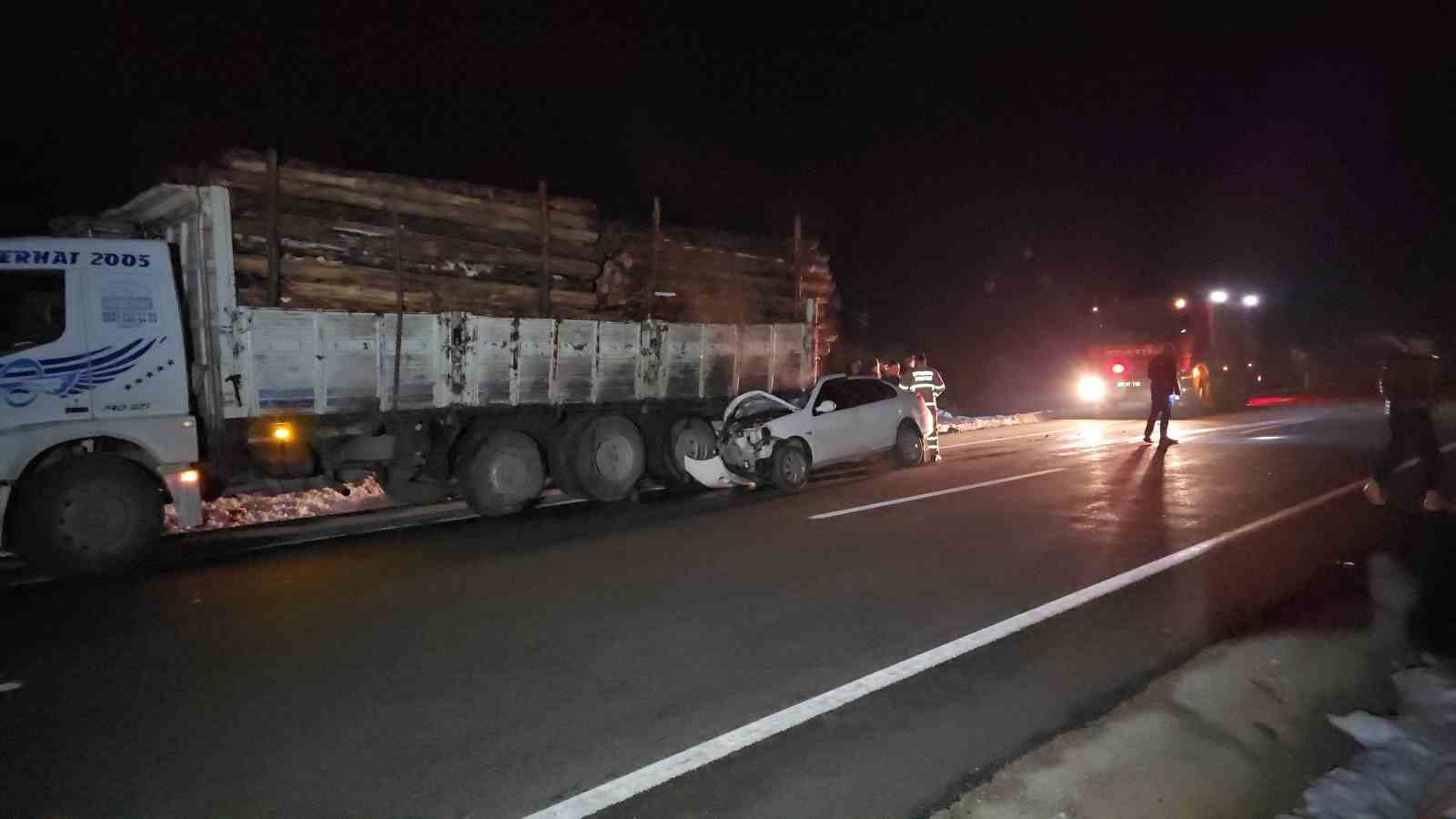 Otomobil, tomruk yüklü kamyonun altına girdi: 1 yaralı
