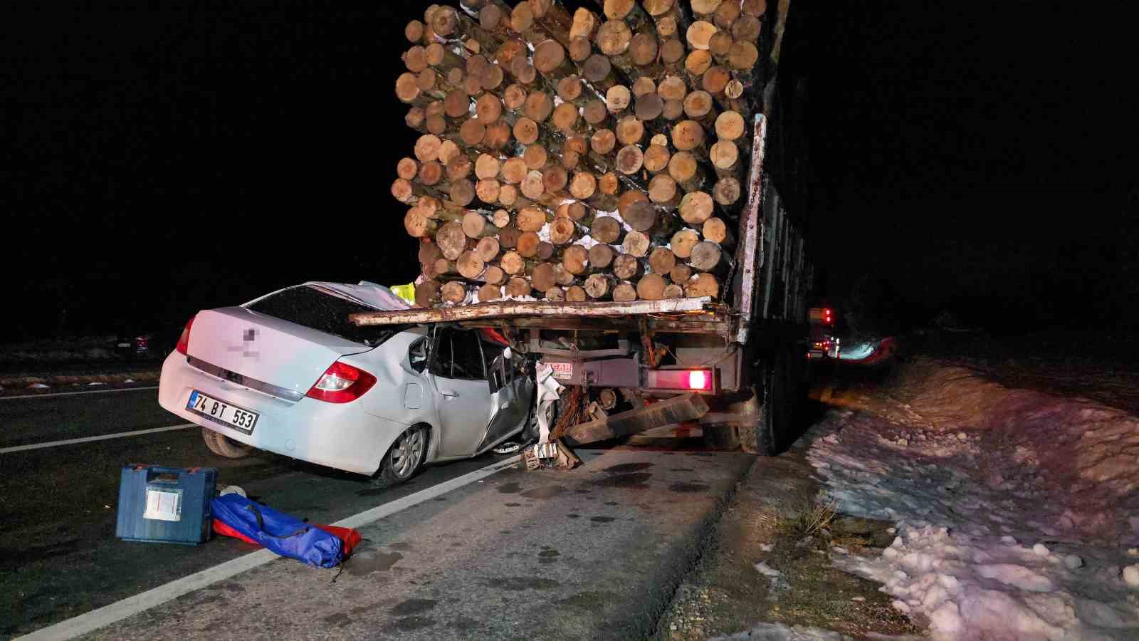 Otomobil, tomruk yüklü kamyonun altına girdi: 1 yaralı
