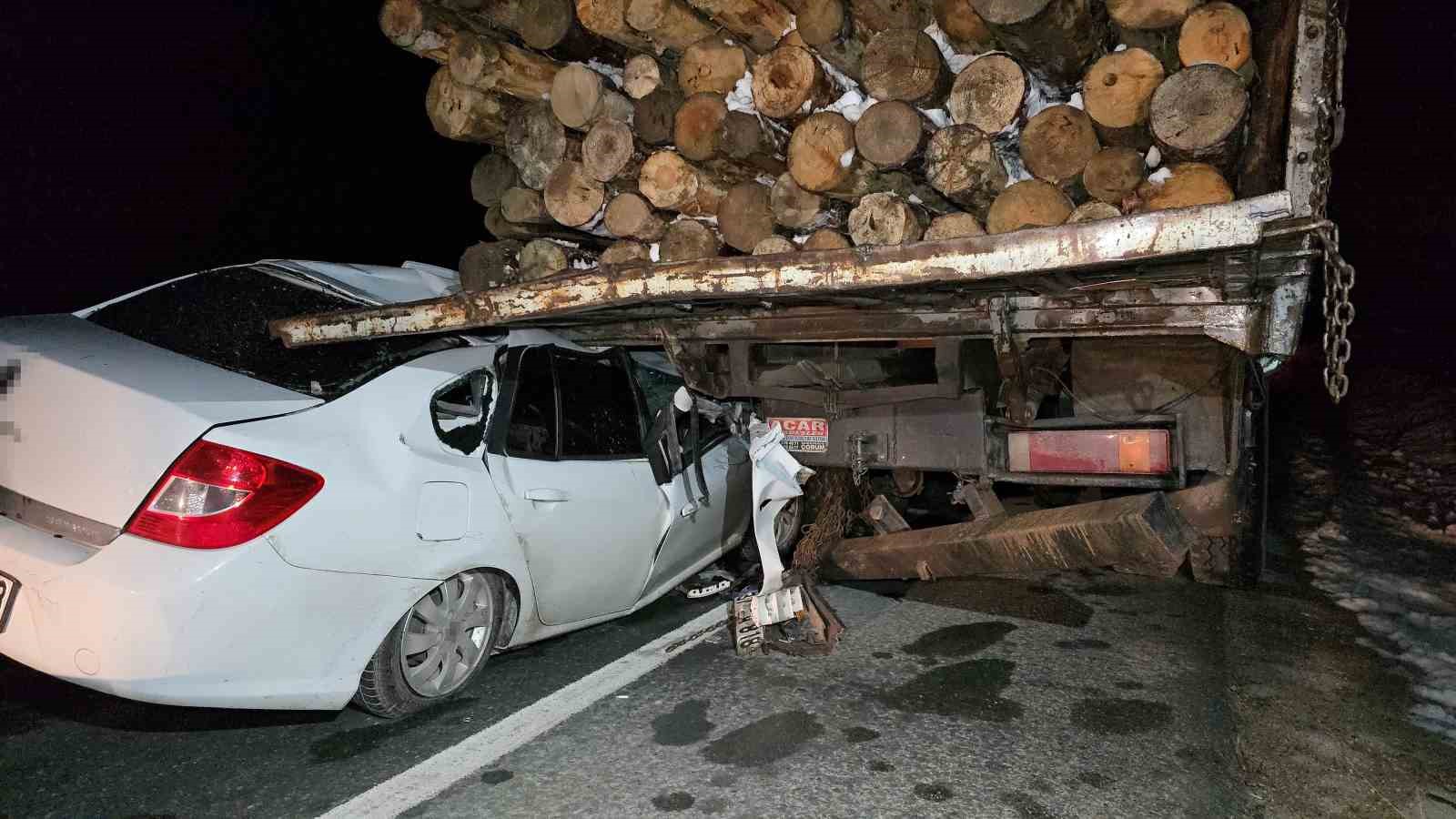 Otomobil, tomruk yüklü kamyonun altına girdi: 1 yaralı
