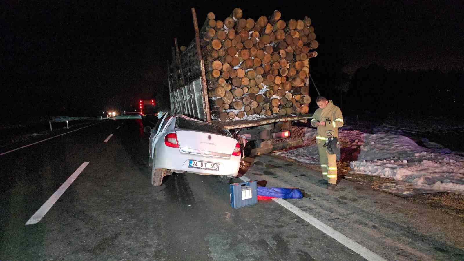 Otomobil, tomruk yüklü kamyonun altına girdi: 1 yaralı
