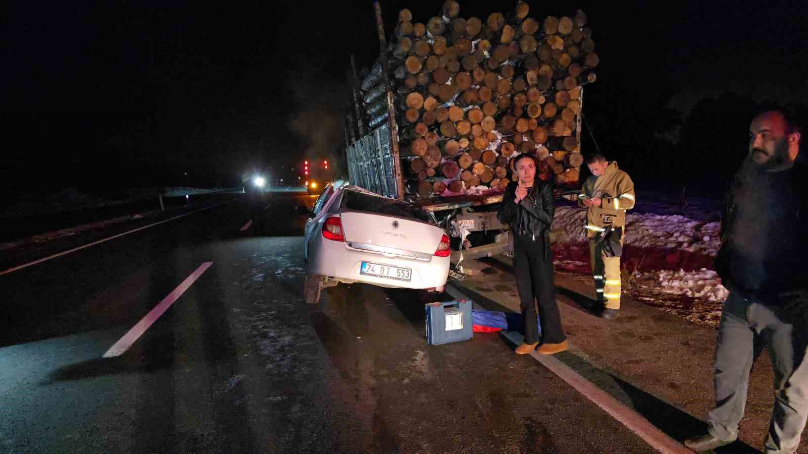 Otomobil, tomruk yüklü kamyonun altına girdi: 1 yaralı
