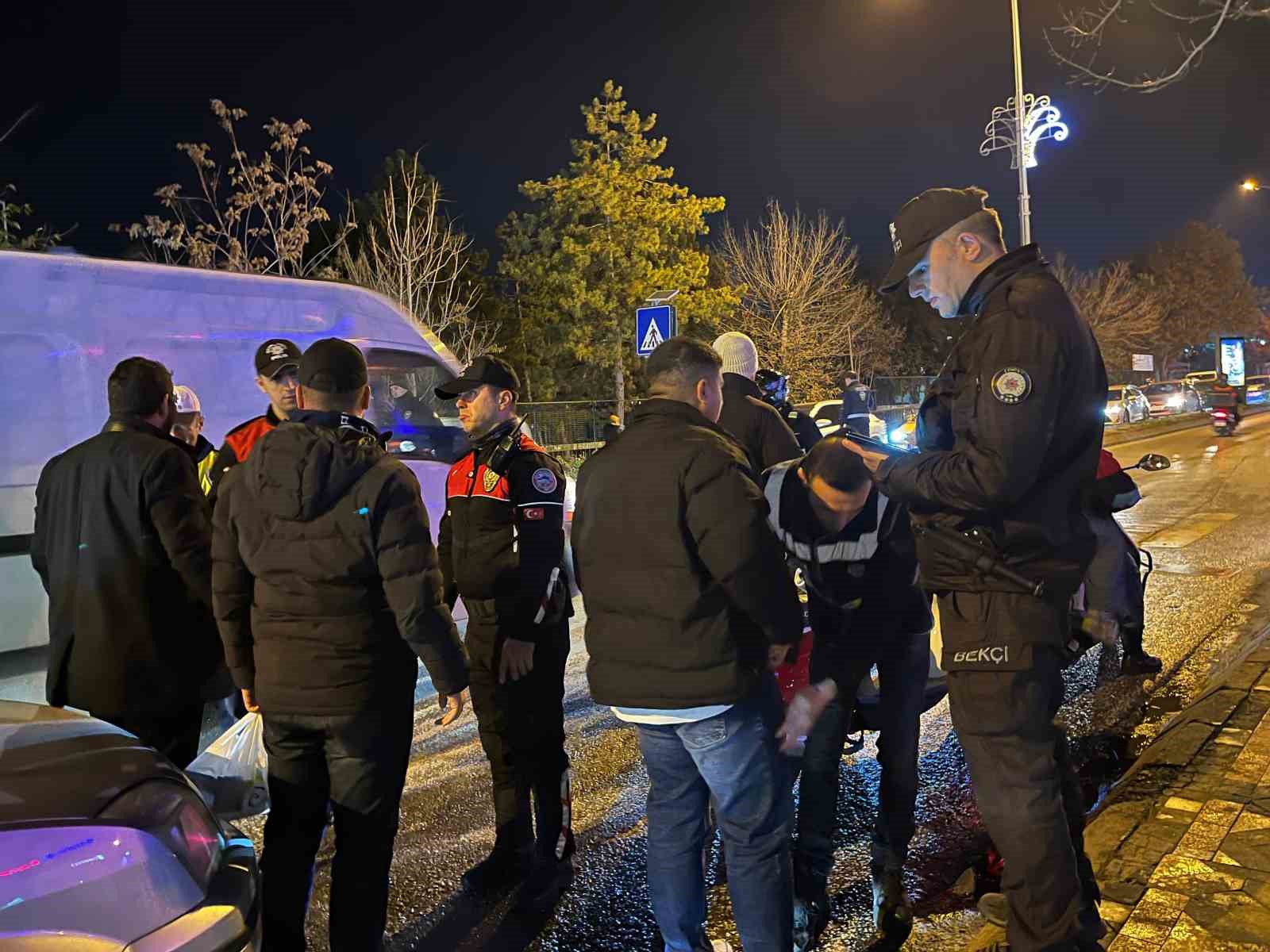 Edirne polisinden ’Şok’ uygulama: Araçlar didik didik arandı
