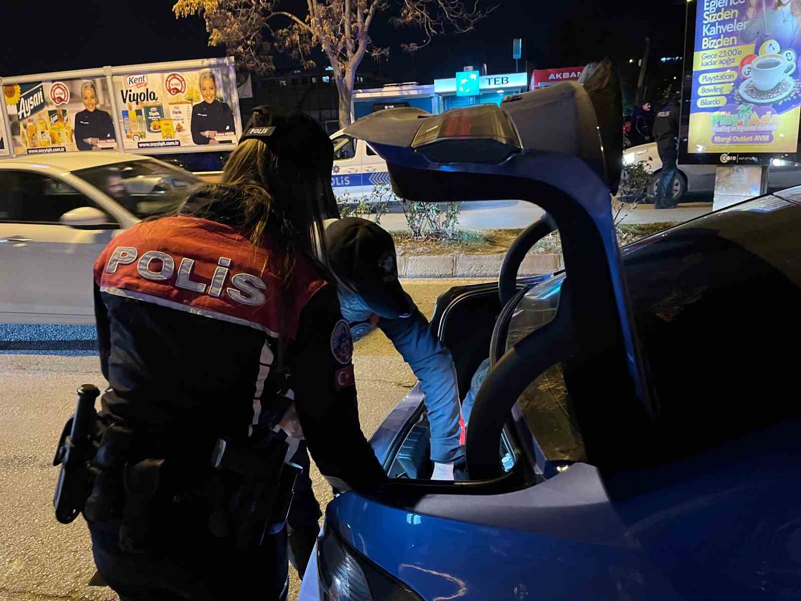 Edirne polisinden ’Şok’ uygulama: Araçlar didik didik arandı
