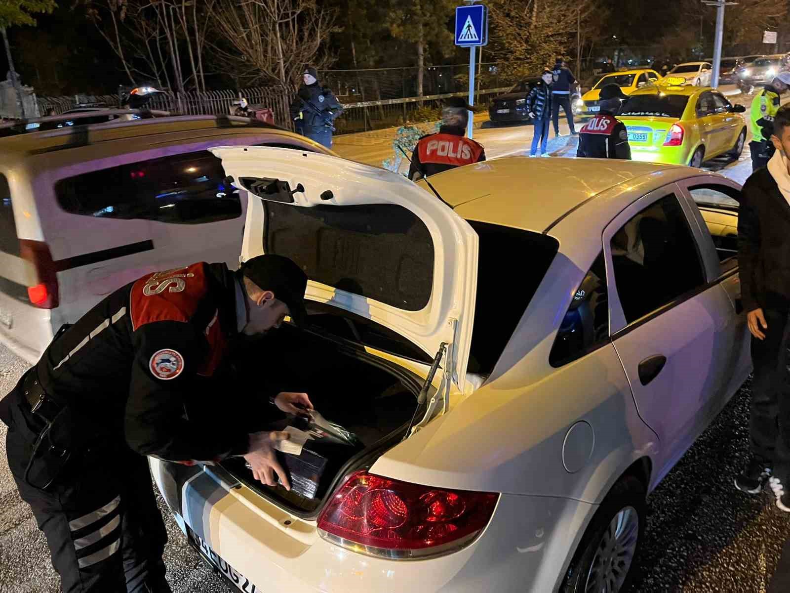 Edirne polisinden ’Şok’ uygulama: Araçlar didik didik arandı
