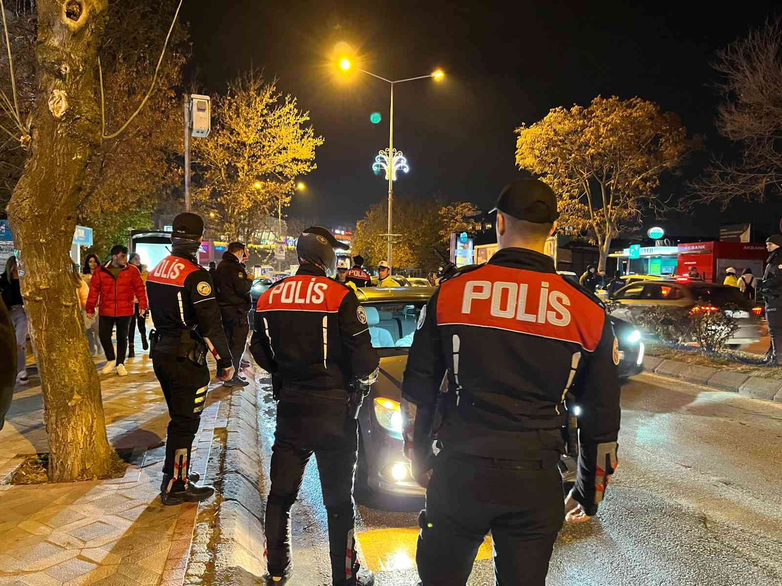 Edirne polisinden ’Şok’ uygulama: Araçlar didik didik arandı
