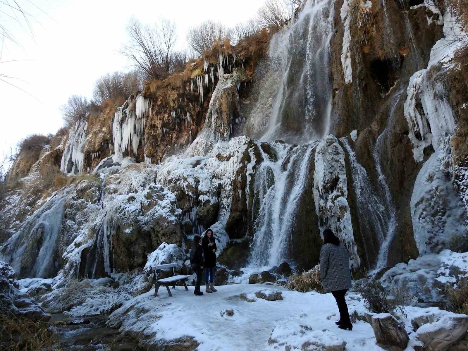 Girlevik Şelalesi dondu, görenler hayran kaldı
