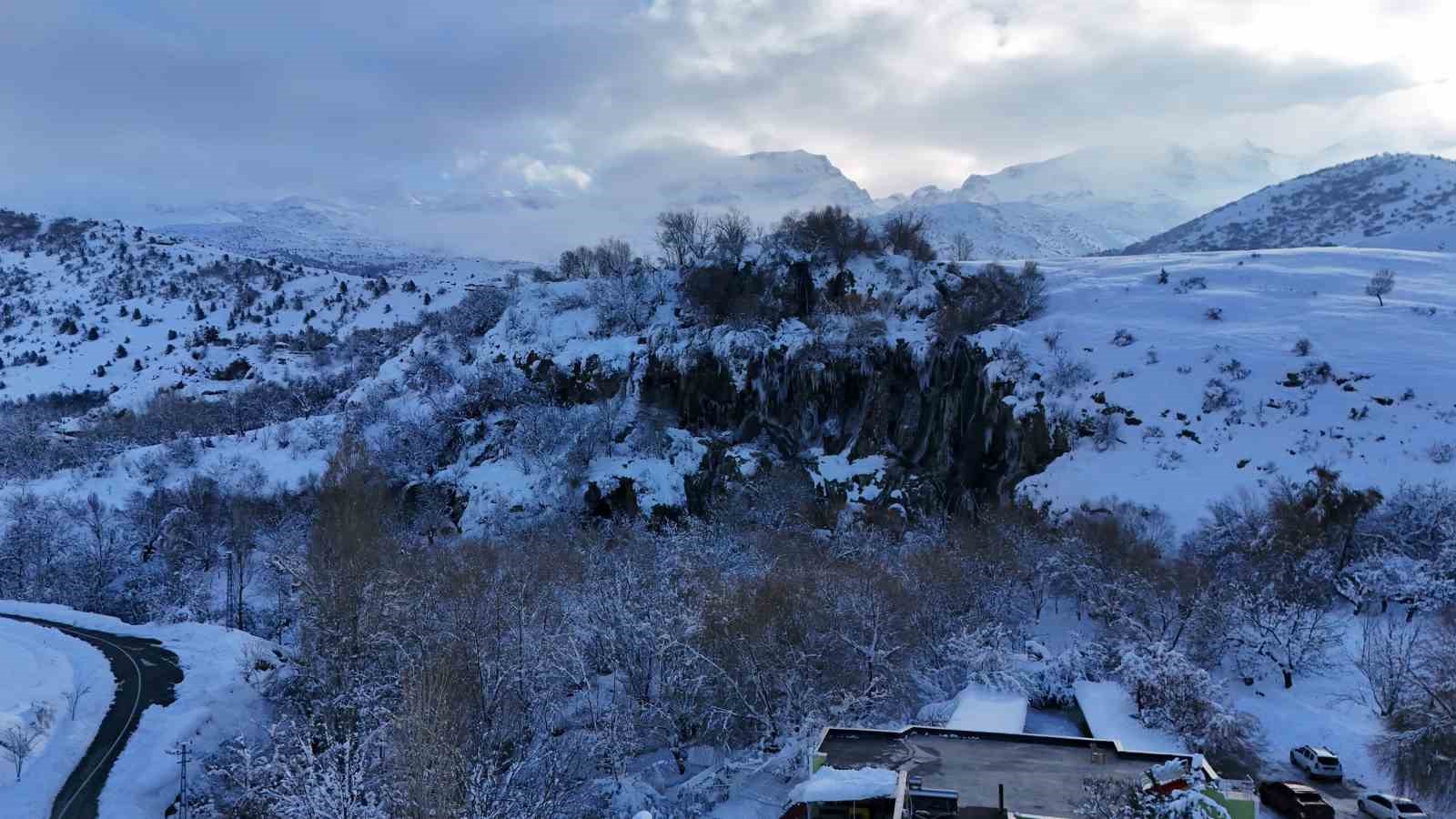 Girlevik Şelalesi dondu, görenler hayran kaldı
