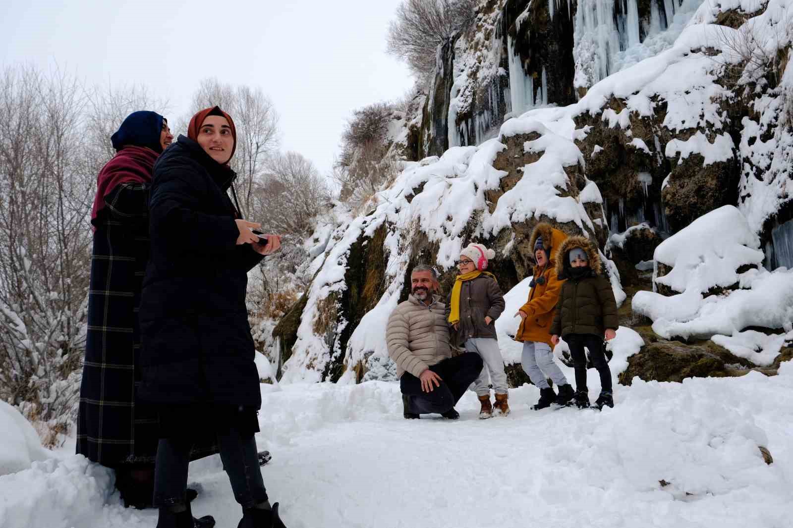 Girlevik Şelalesi dondu, görenler hayran kaldı
