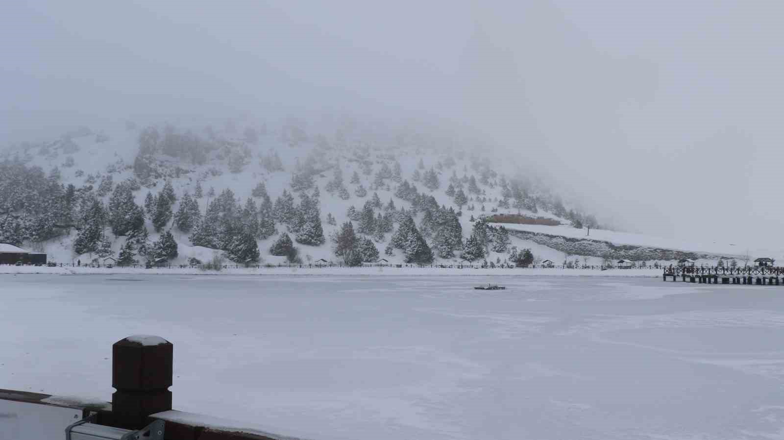 Yüzeyi buz tutan Ardıçlı Gölü’nde mest eden kış manzarası
