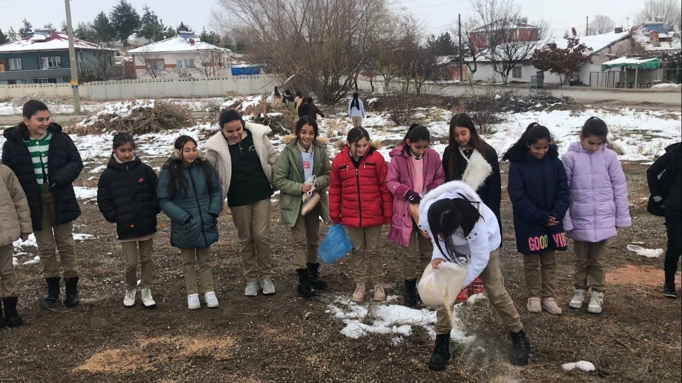 Öğrenciler kar sebebiyle aç kalan hayvanlar için doğaya yiyecek bıraktı
