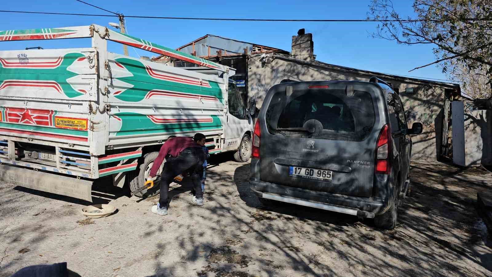 Bitlis’te lastikçilerde yoğunluk devam ediyor
