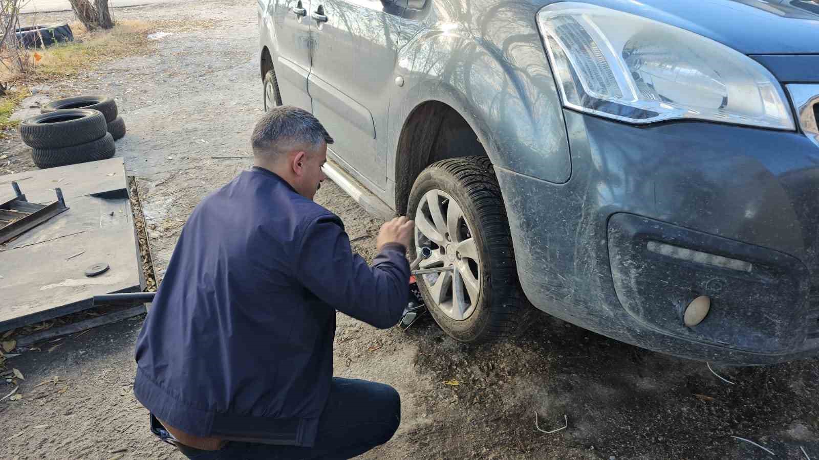 Bitlis’te lastikçilerde yoğunluk devam ediyor
