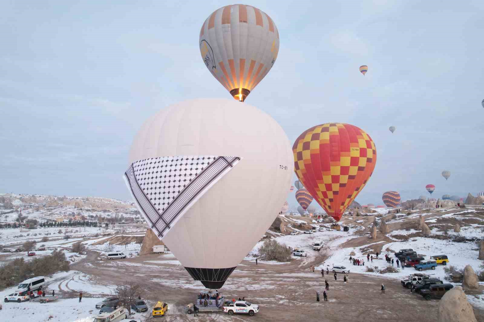 Kapadokya’da balonlar kefiye ile havalandı
