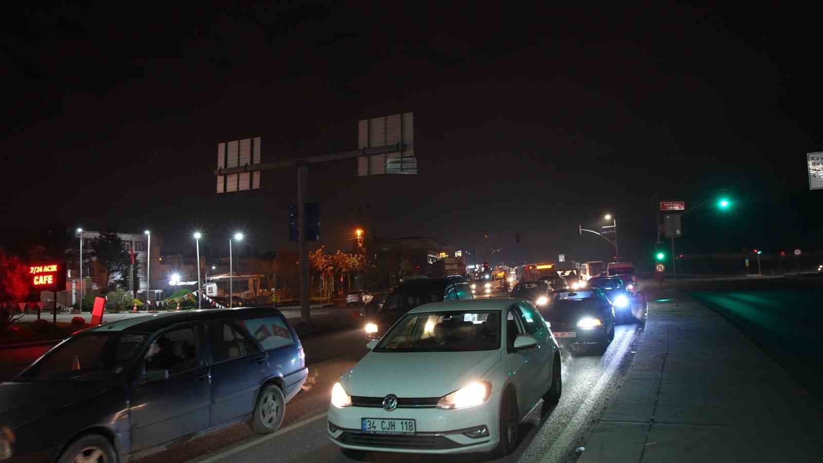 İSKİ’nin yol çalışması nedeniyle yürümek zorunda kalan vatandaşlara Arnavutköy Belediyesi’nden ücretsiz servis
