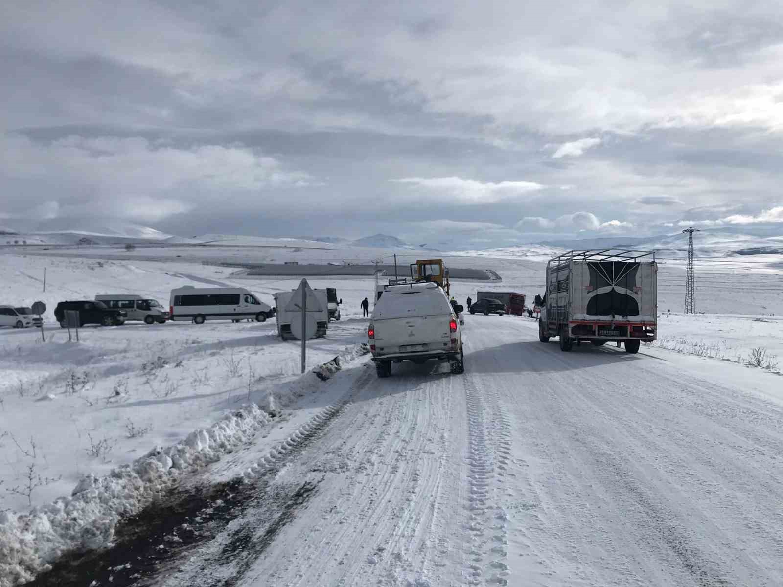 Buzlanma yüzünden kayan tır yolu trafiğe kapattı
