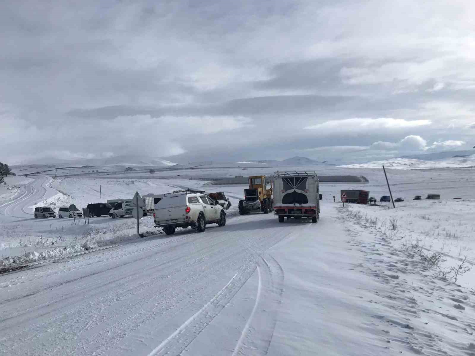 Buzlanma yüzünden kayan tır yolu trafiğe kapattı
