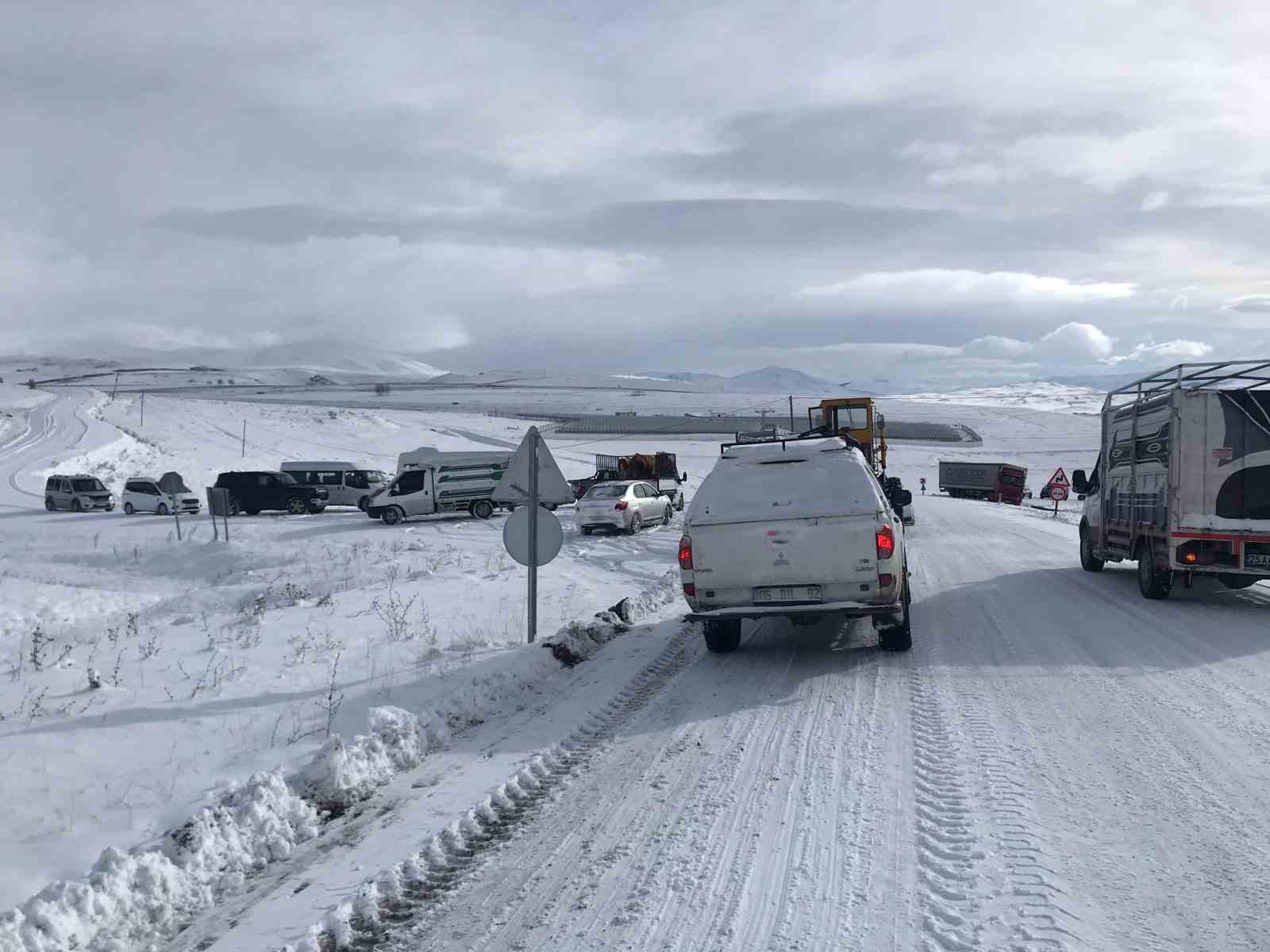 Buzlanma yüzünden kayan tır yolu trafiğe kapattı
