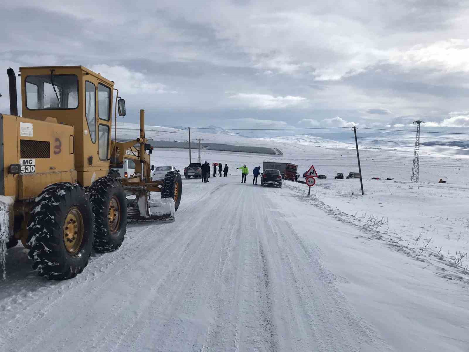 Buzlanma yüzünden kayan tır yolu trafiğe kapattı
