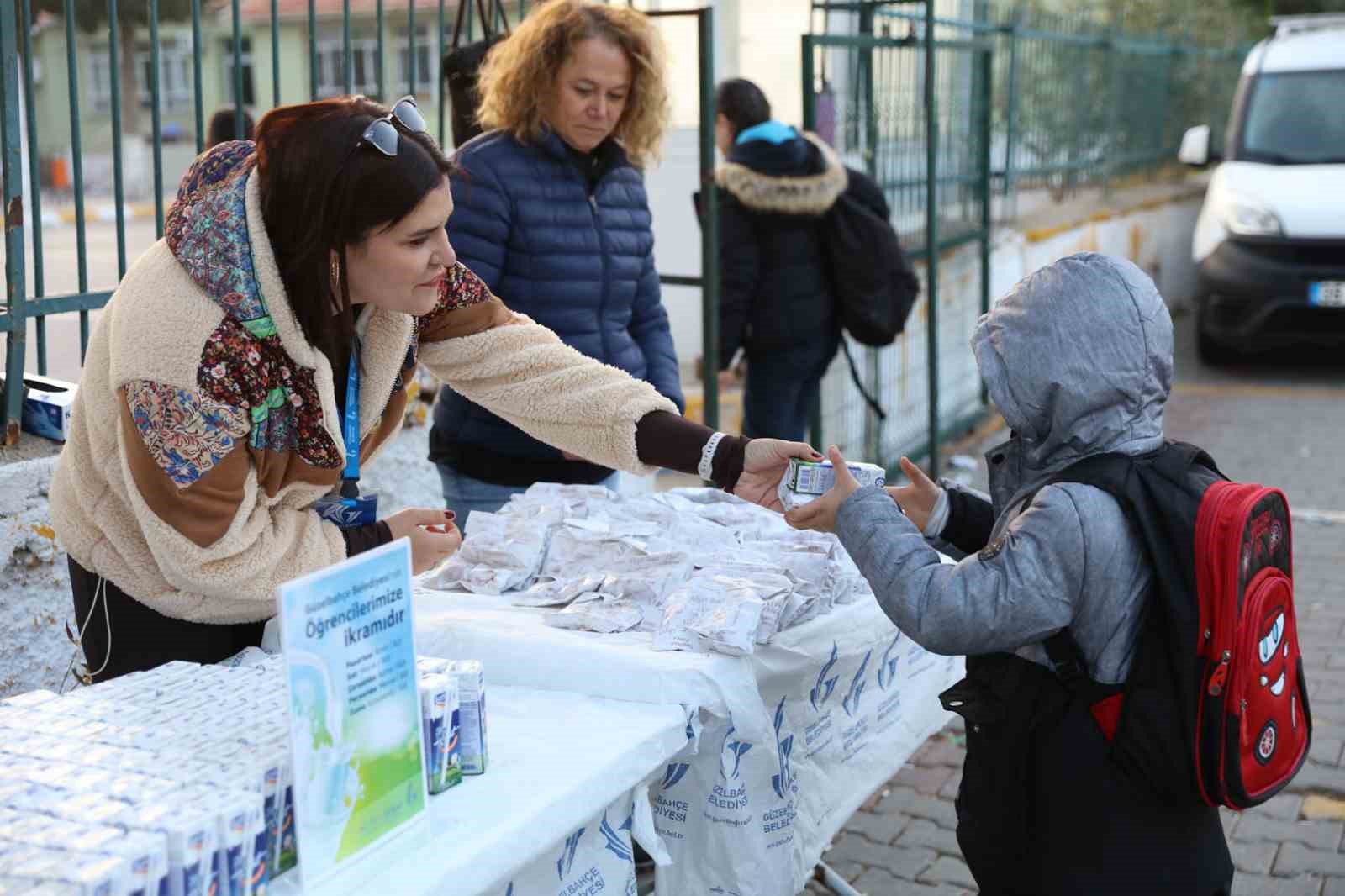 Güzelbahçe’de süt, poğaça ile birlikte öğrencilere kuruyemiş ve meyve de dağıtılacak
