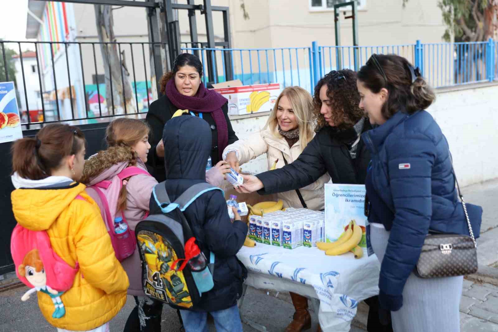 Güzelbahçe’de süt, poğaça ile birlikte öğrencilere kuruyemiş ve meyve de dağıtılacak
