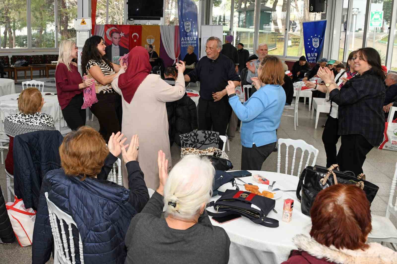 Türk Sanat Müziği Korosu, huzurevi sakinleri için söyledi
