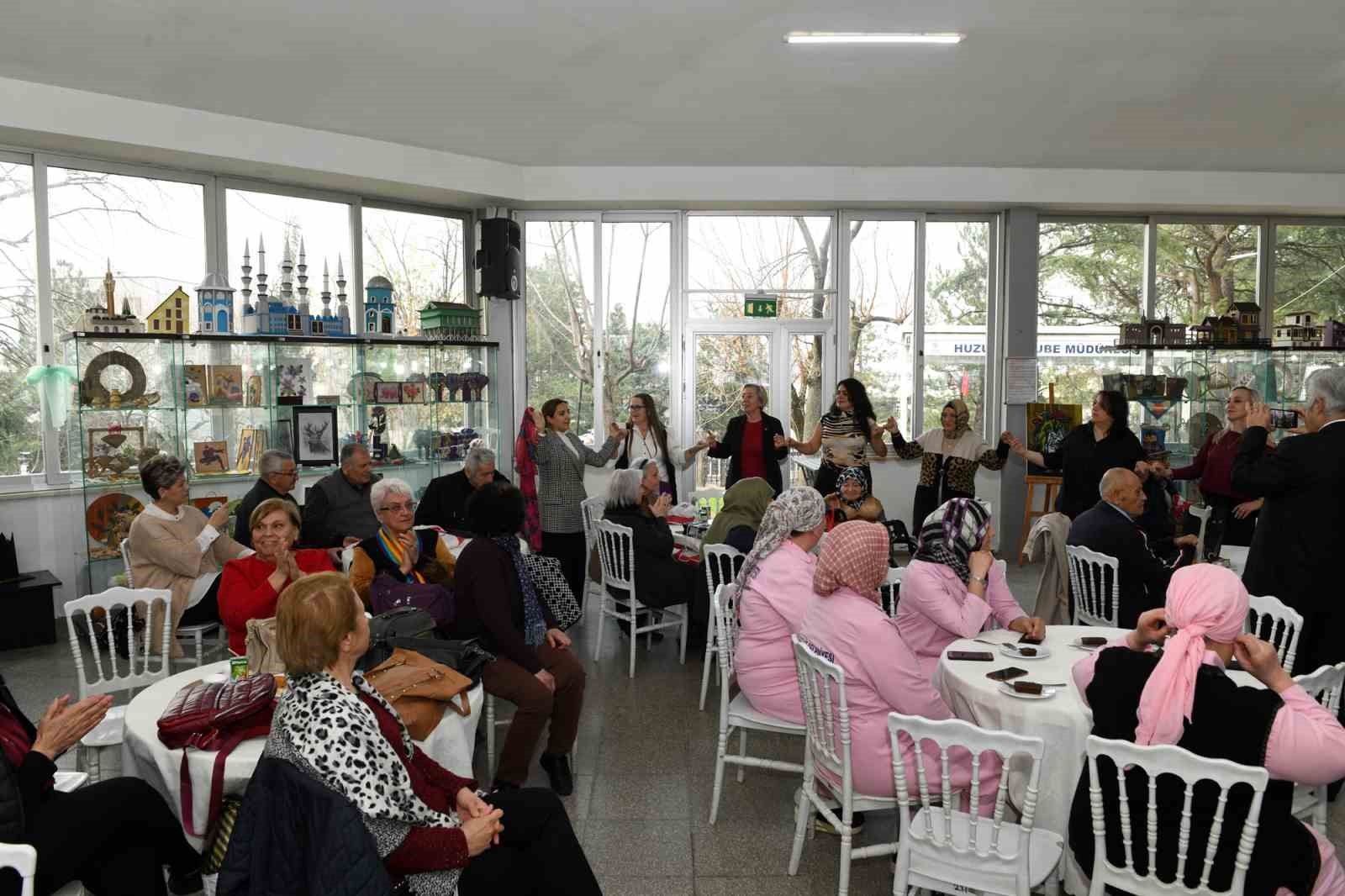 Türk Sanat Müziği Korosu, huzurevi sakinleri için söyledi
