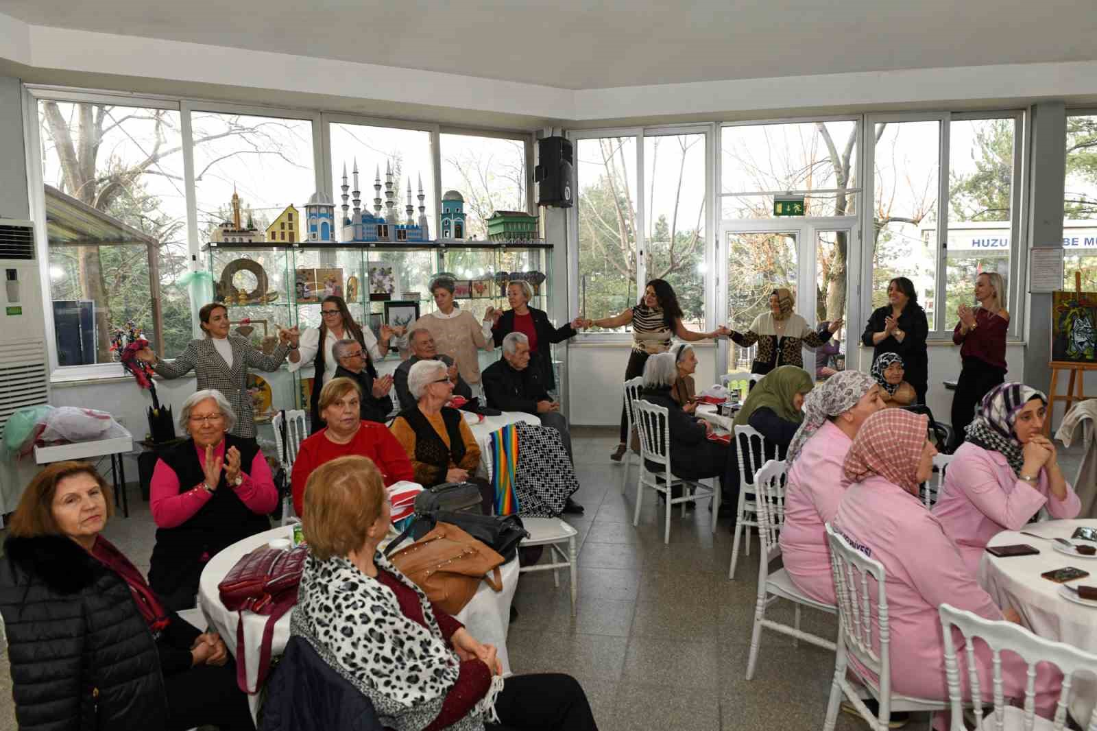 Türk Sanat Müziği Korosu, huzurevi sakinleri için söyledi
