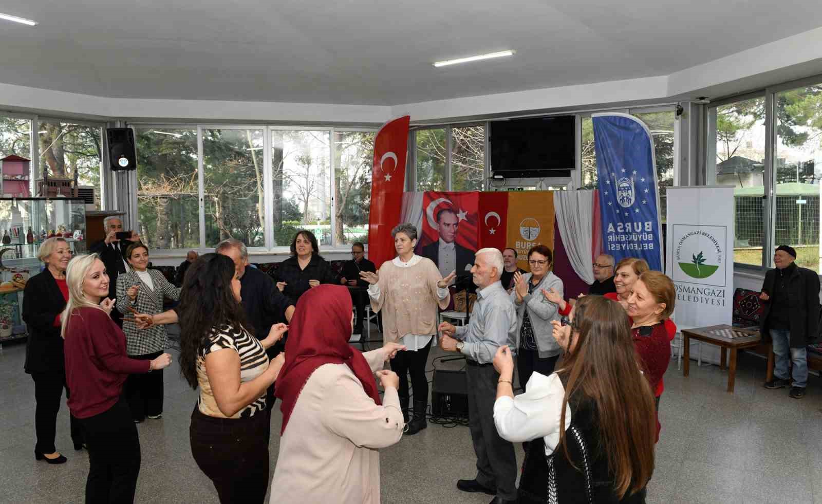 Türk Sanat Müziği Korosu, huzurevi sakinleri için söyledi
