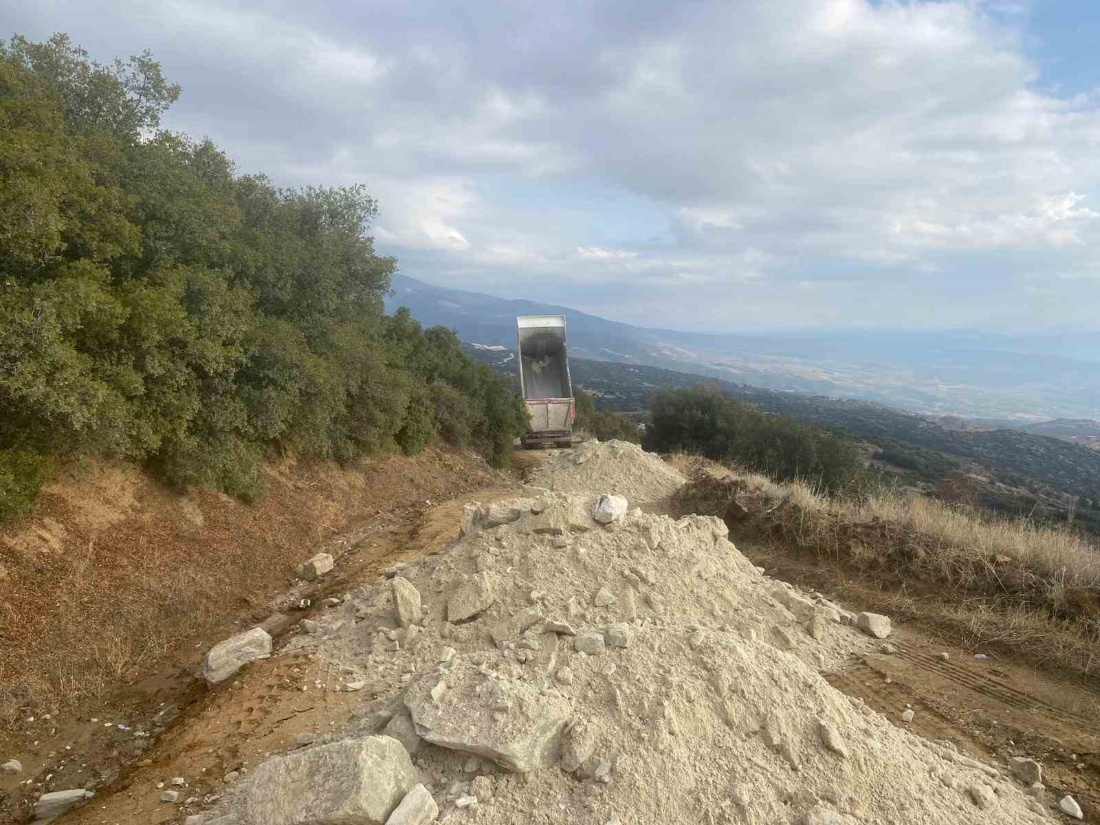 Bozdoğan’da üreticiler için arazi yolları düzenleniyor
