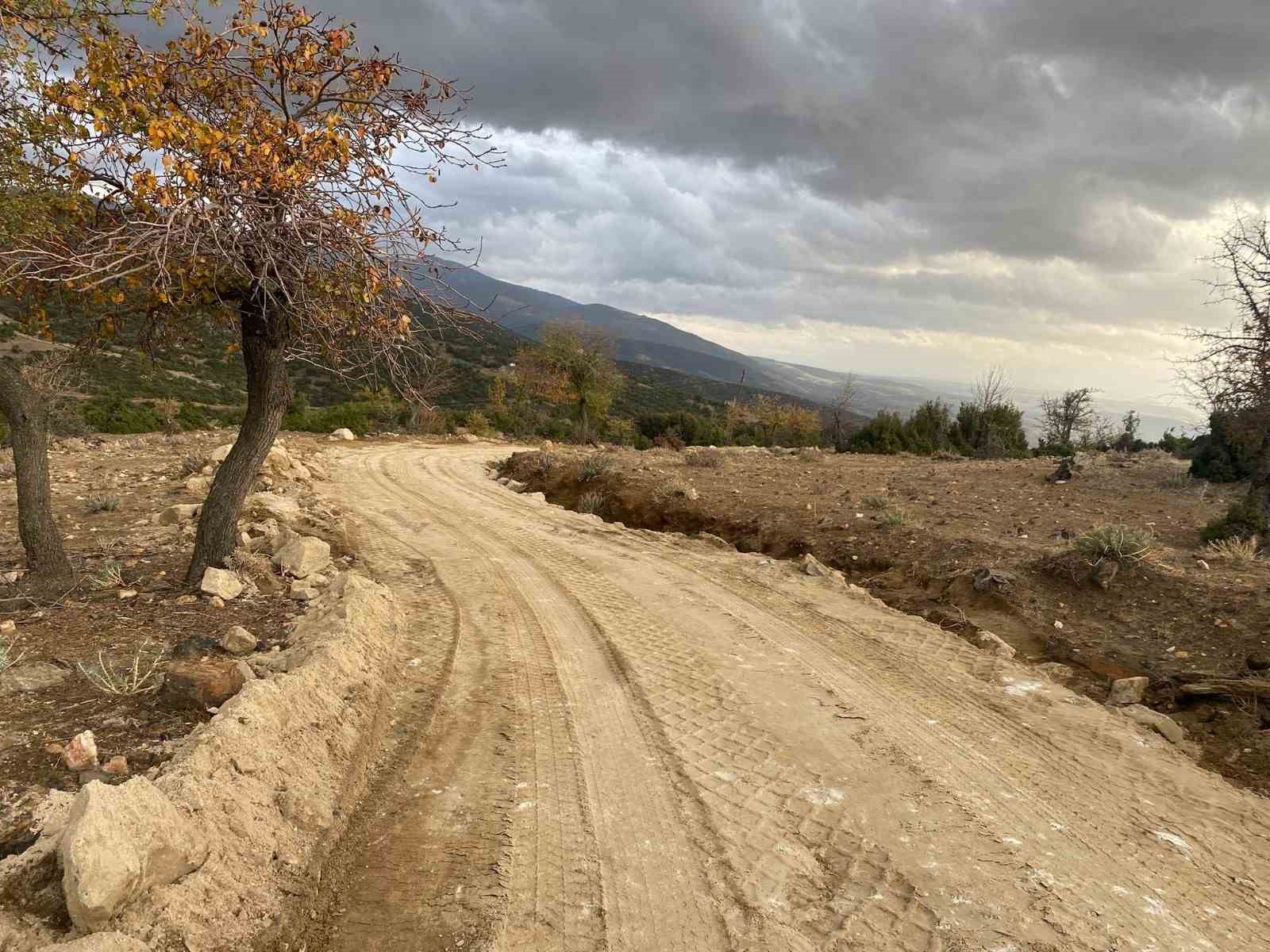 Bozdoğan’da üreticiler için arazi yolları düzenleniyor
