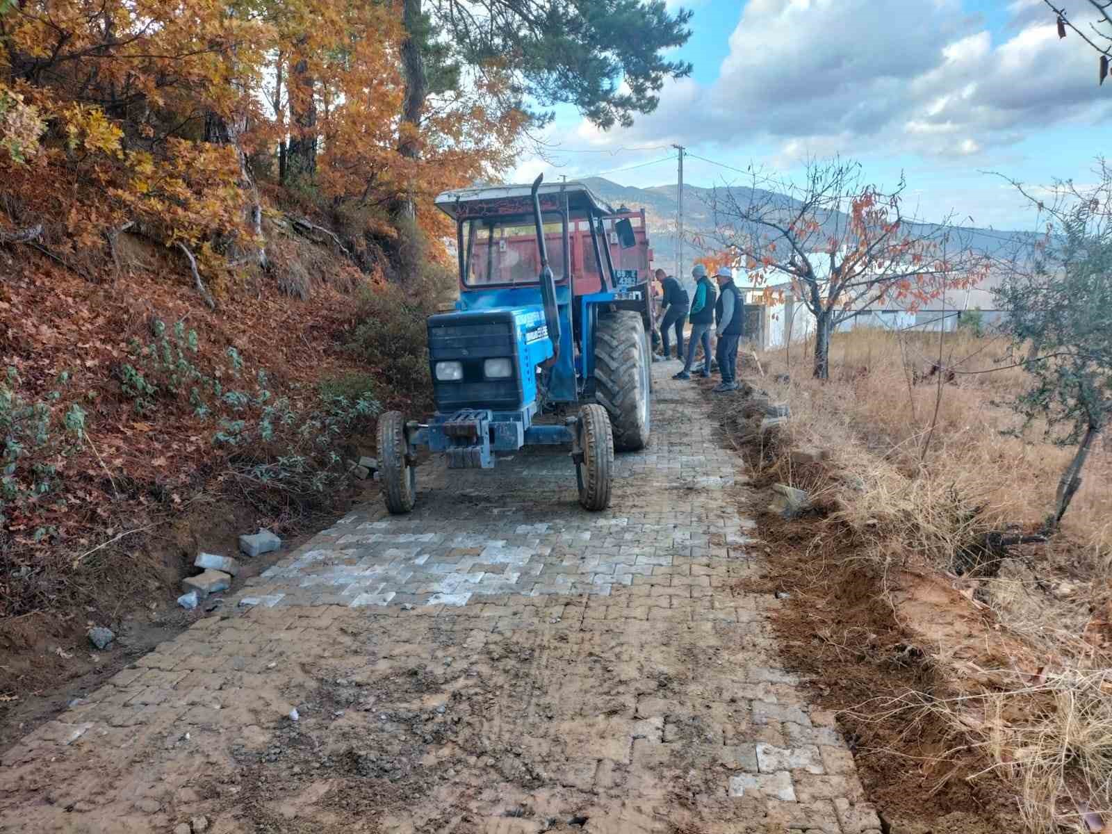 Bozdoğan’da üreticiler için arazi yolları düzenleniyor
