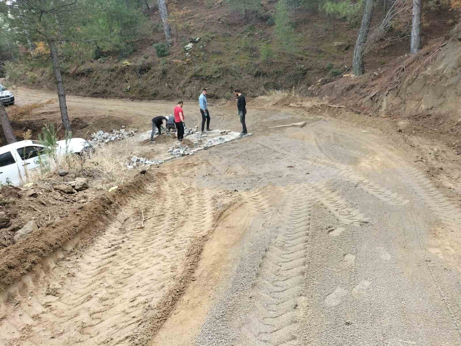 Bozdoğan’da üreticiler için arazi yolları düzenleniyor
