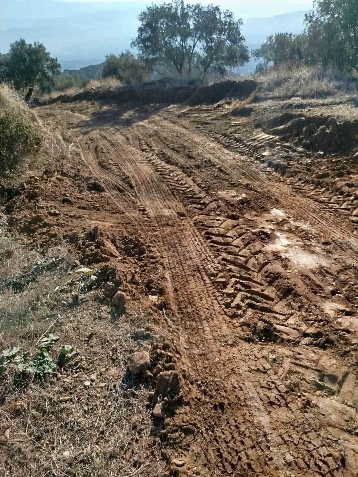 Bozdoğan’da üreticiler için arazi yolları düzenleniyor
