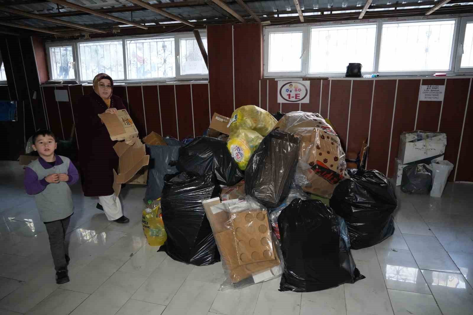 Geri dönüşümde örnek okul: 4 haftada 1 ton atık topladılar
