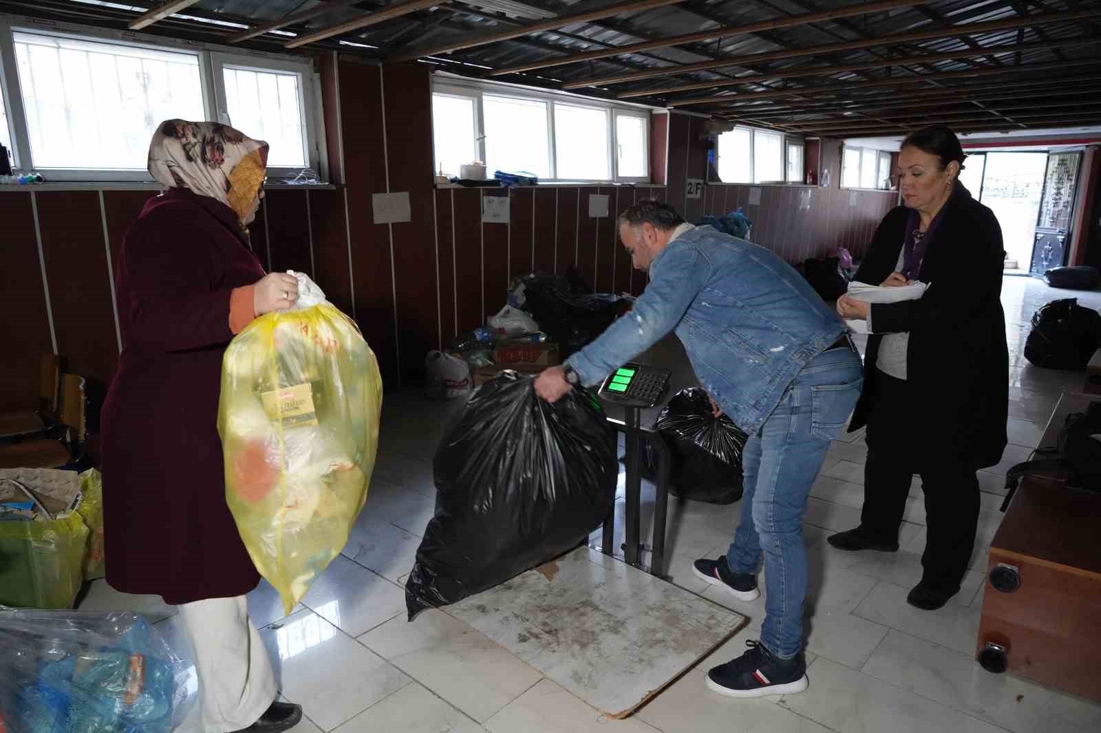 Geri dönüşümde örnek okul: 4 haftada 1 ton atık topladılar
