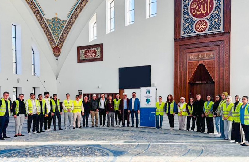 SUBÜ öğrencileri Rasimpaşa Camii’ni temizledi
