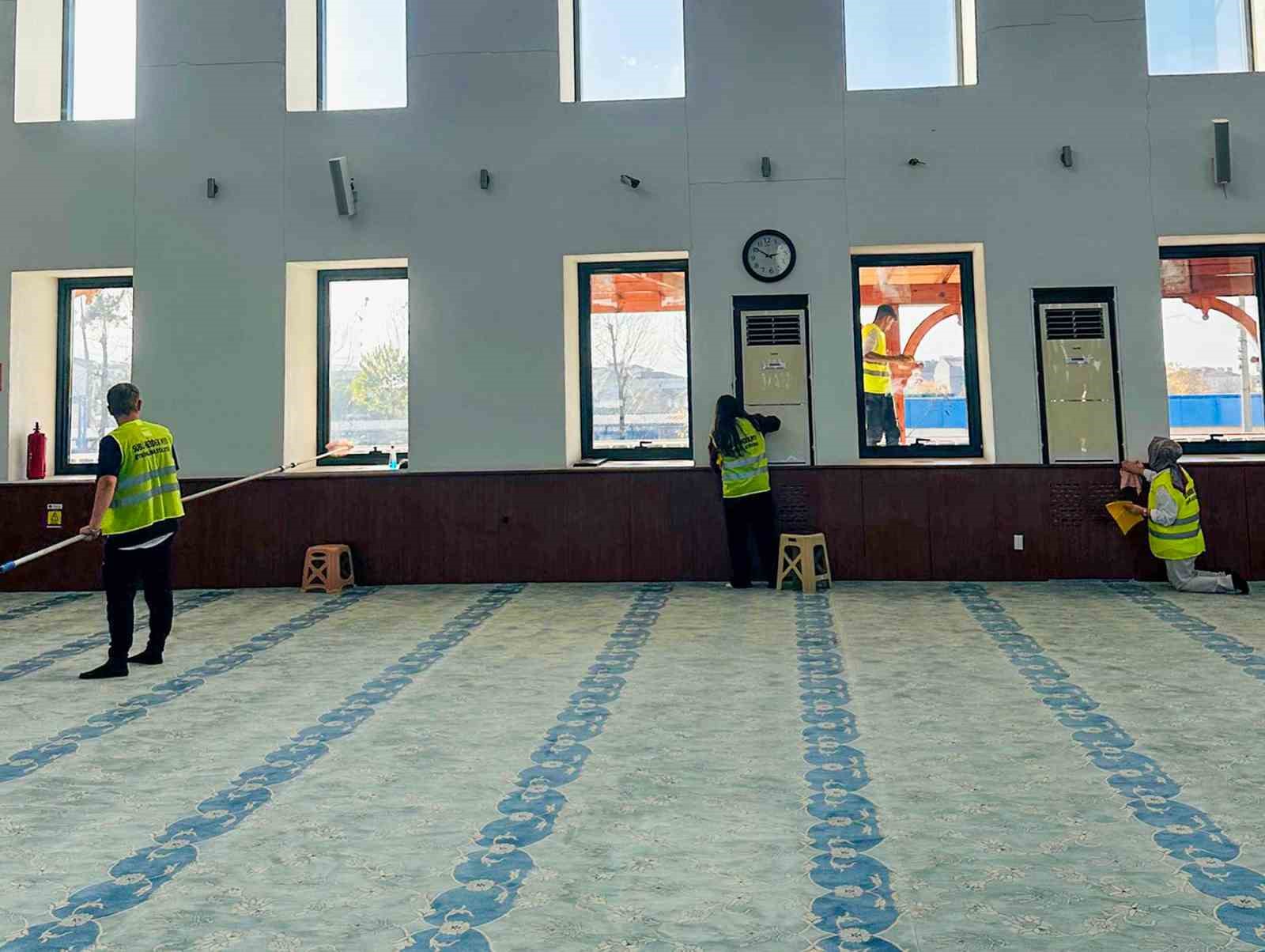 SUBÜ öğrencileri Rasimpaşa Camii’ni temizledi
