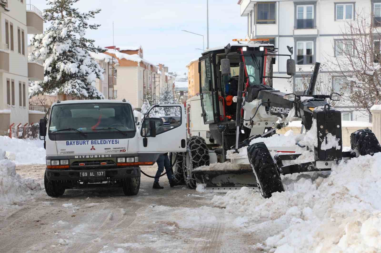 Bayburt şehir merkezinde karla mücadele devam ediyor
