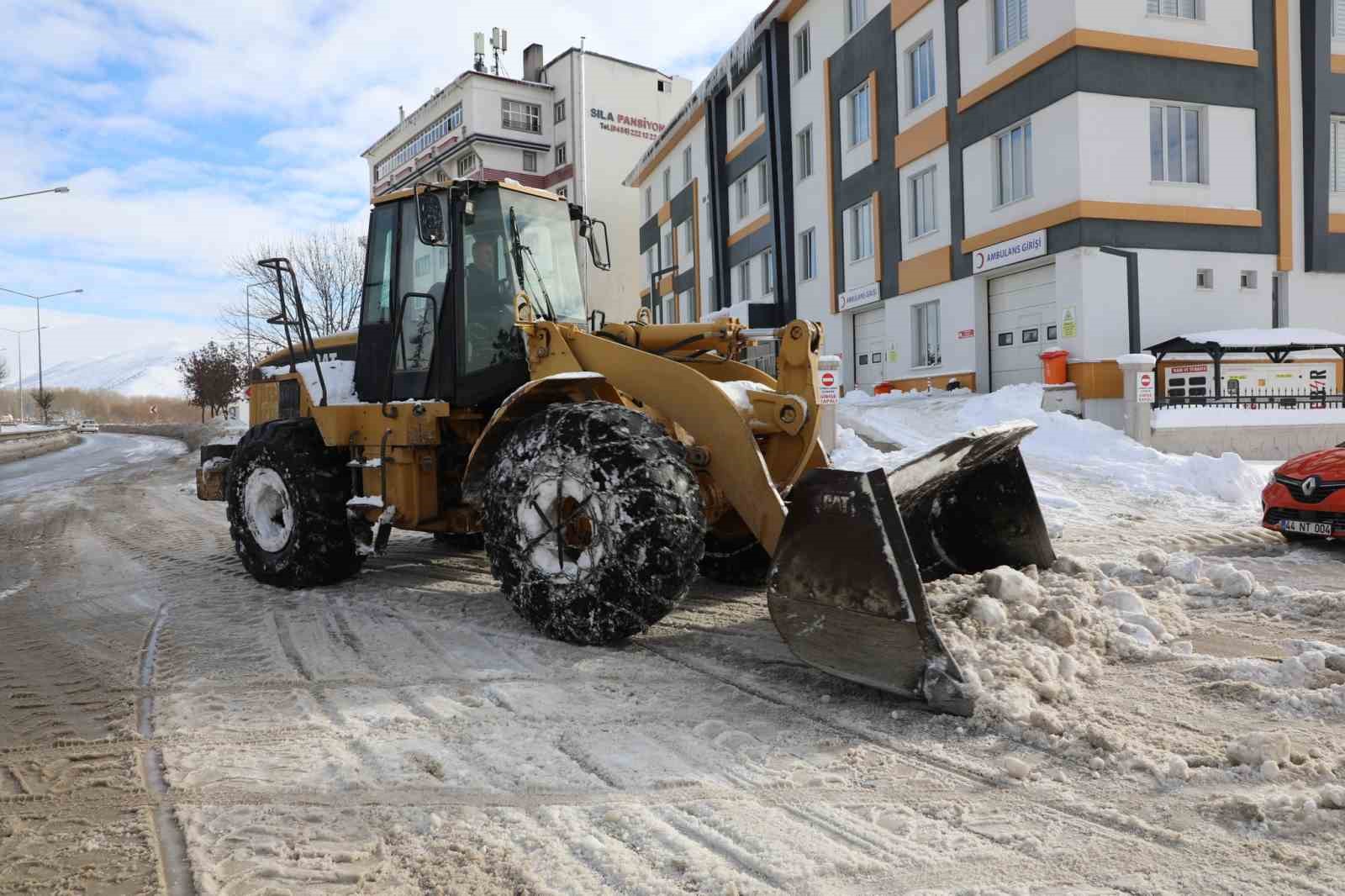 Bayburt şehir merkezinde karla mücadele devam ediyor
