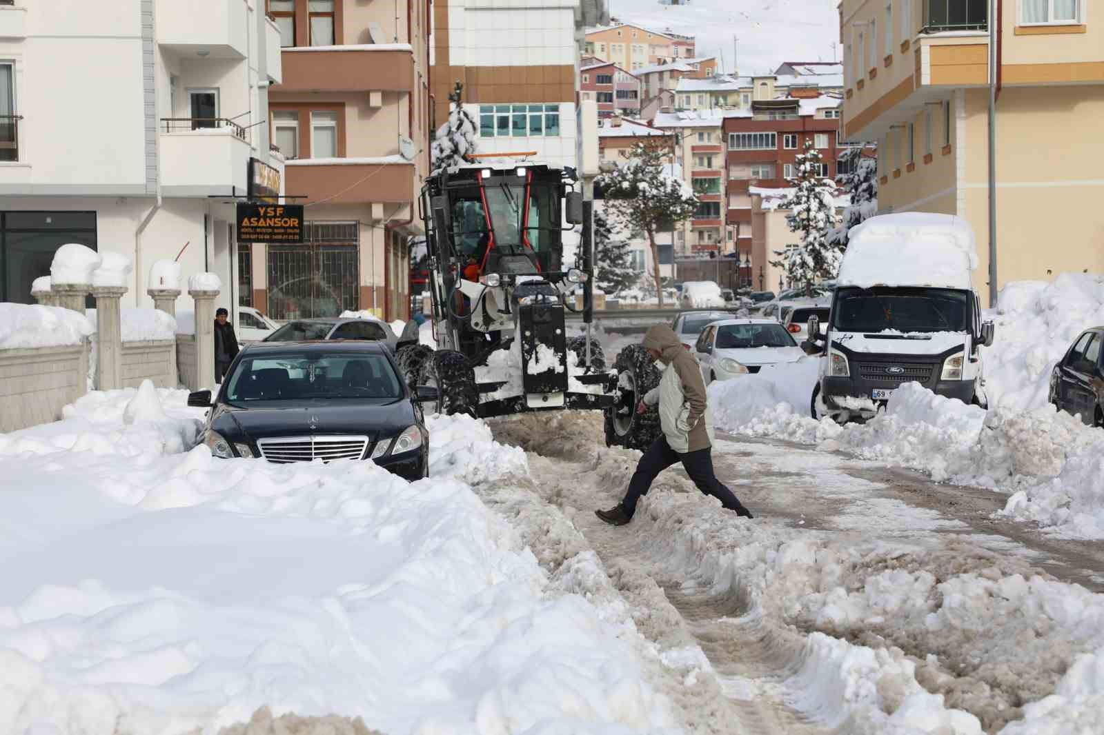 Bayburt şehir merkezinde karla mücadele devam ediyor
