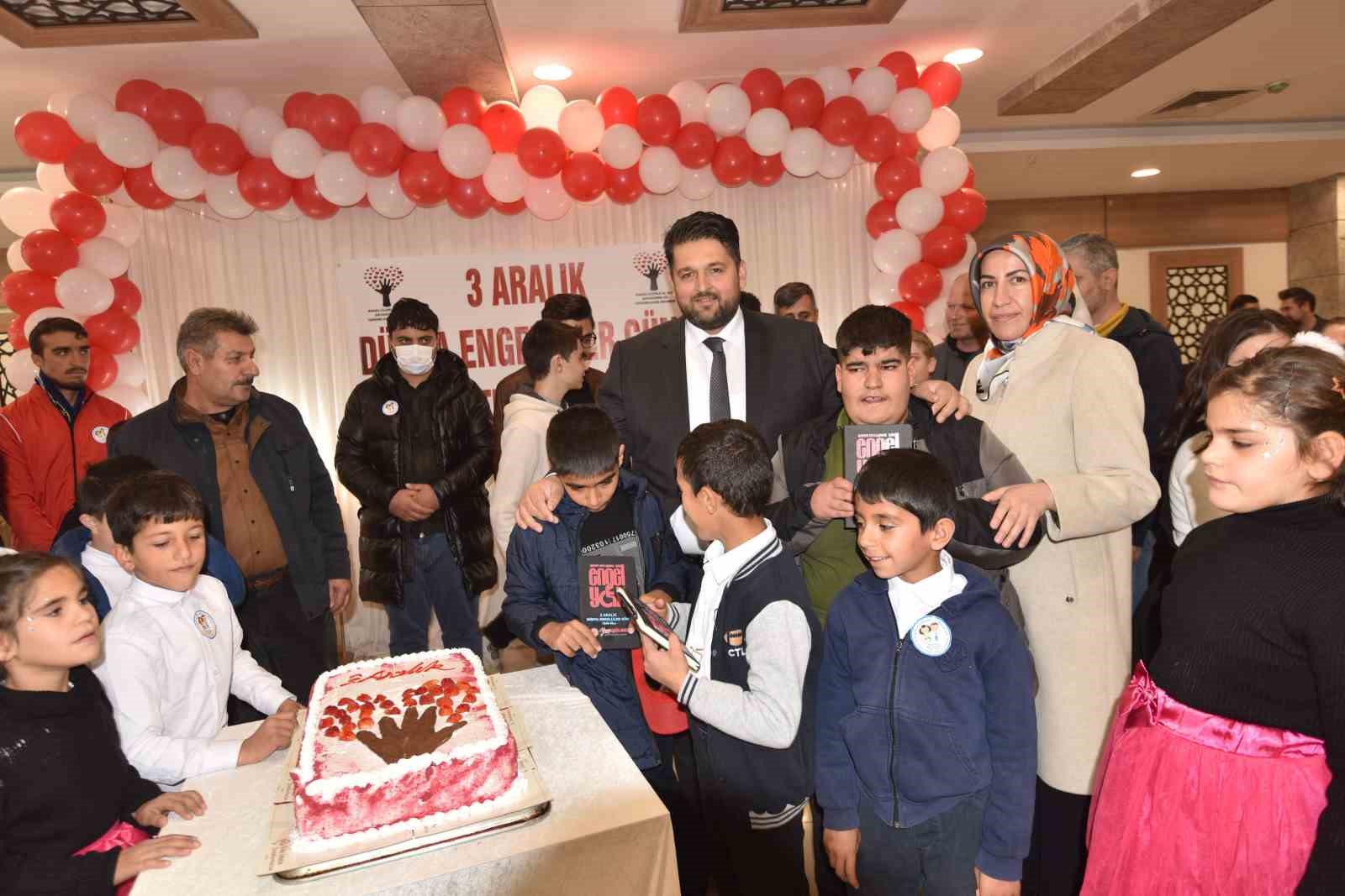 Ahlat’ta “Ben Engelli Olsaydım” resim sergisi açıldı
