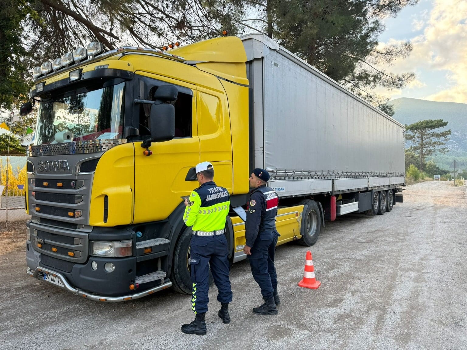 Jandarmadan 32 bin aracı denetledi  2 Milyon TL ceza uygulandı
