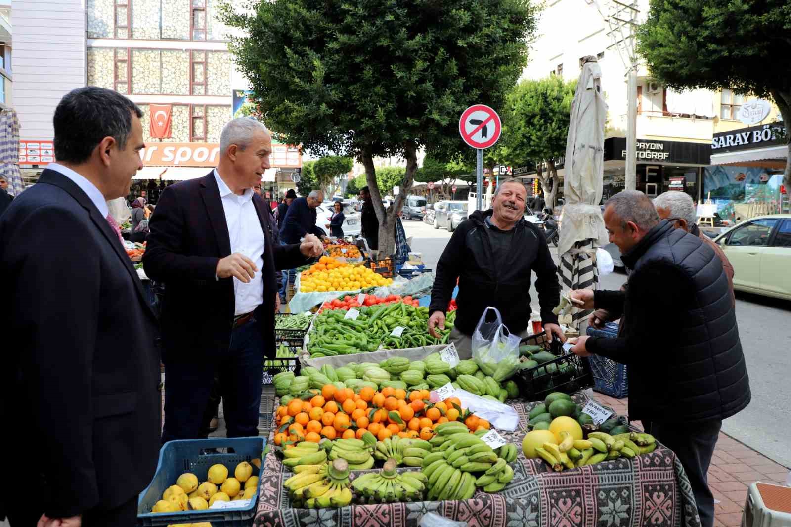 Başkan Özçelik esnafın taleplerini not aldı
