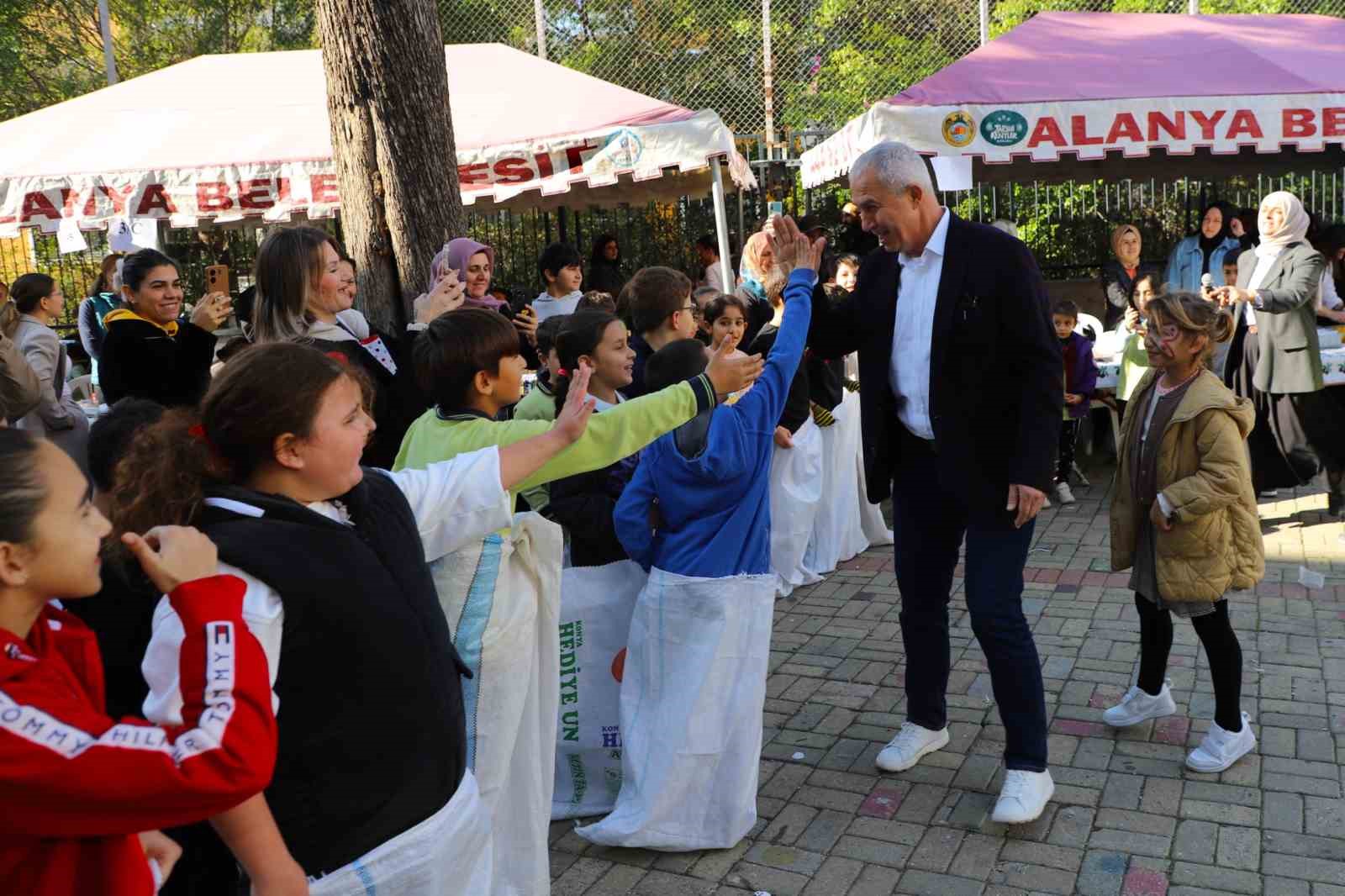 Başkan Özçelik esnafın taleplerini not aldı
