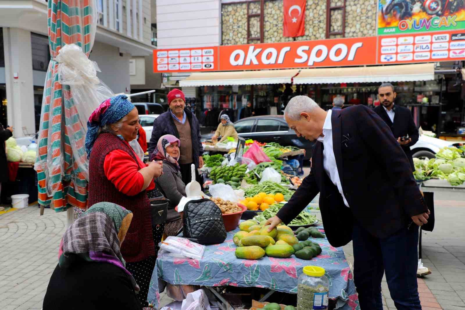 Başkan Özçelik esnafın taleplerini not aldı
