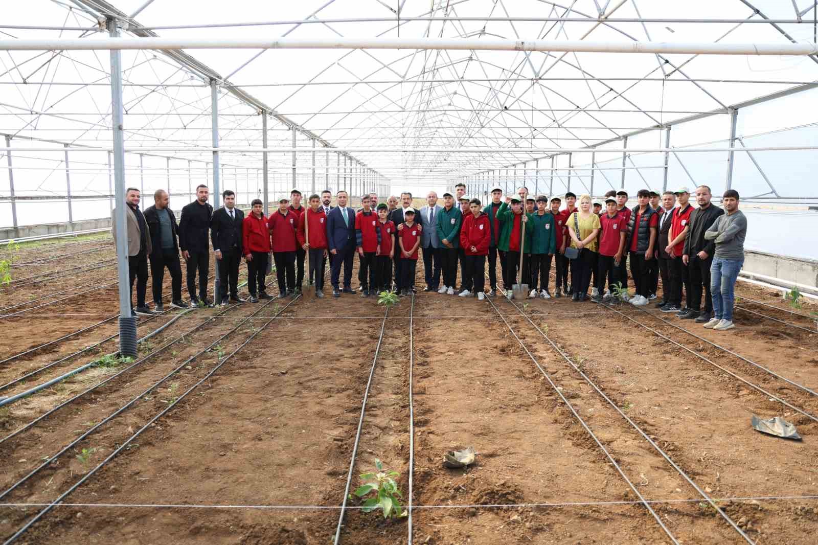 Şırnak’ta avokado, pepino, çarkıfelek ve papaya meyvelerinin fideleri ekildi
