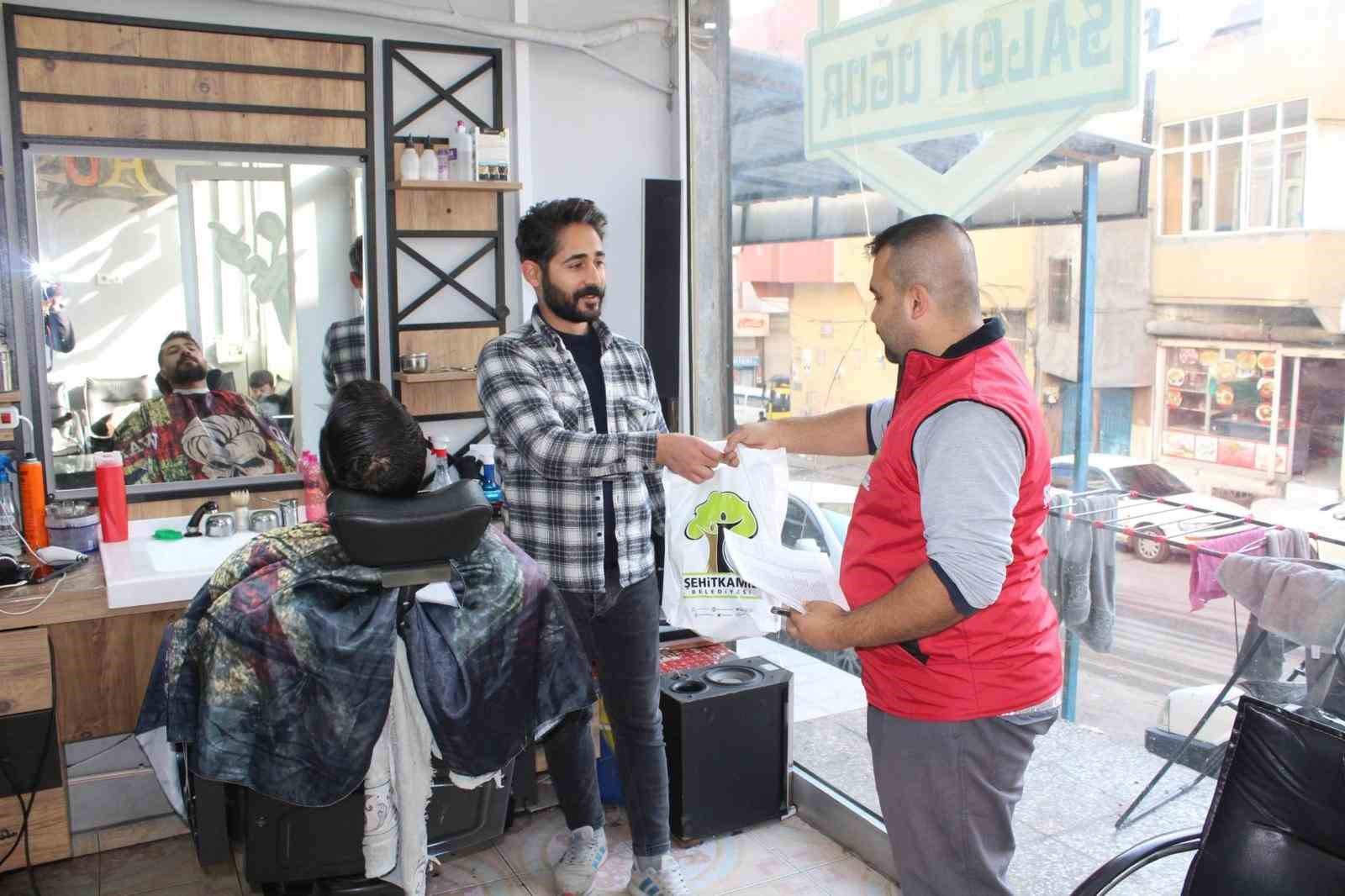 Şehitkamil’deki tüm erkek kuaförlerine önlük ve havlu hediye edildi
