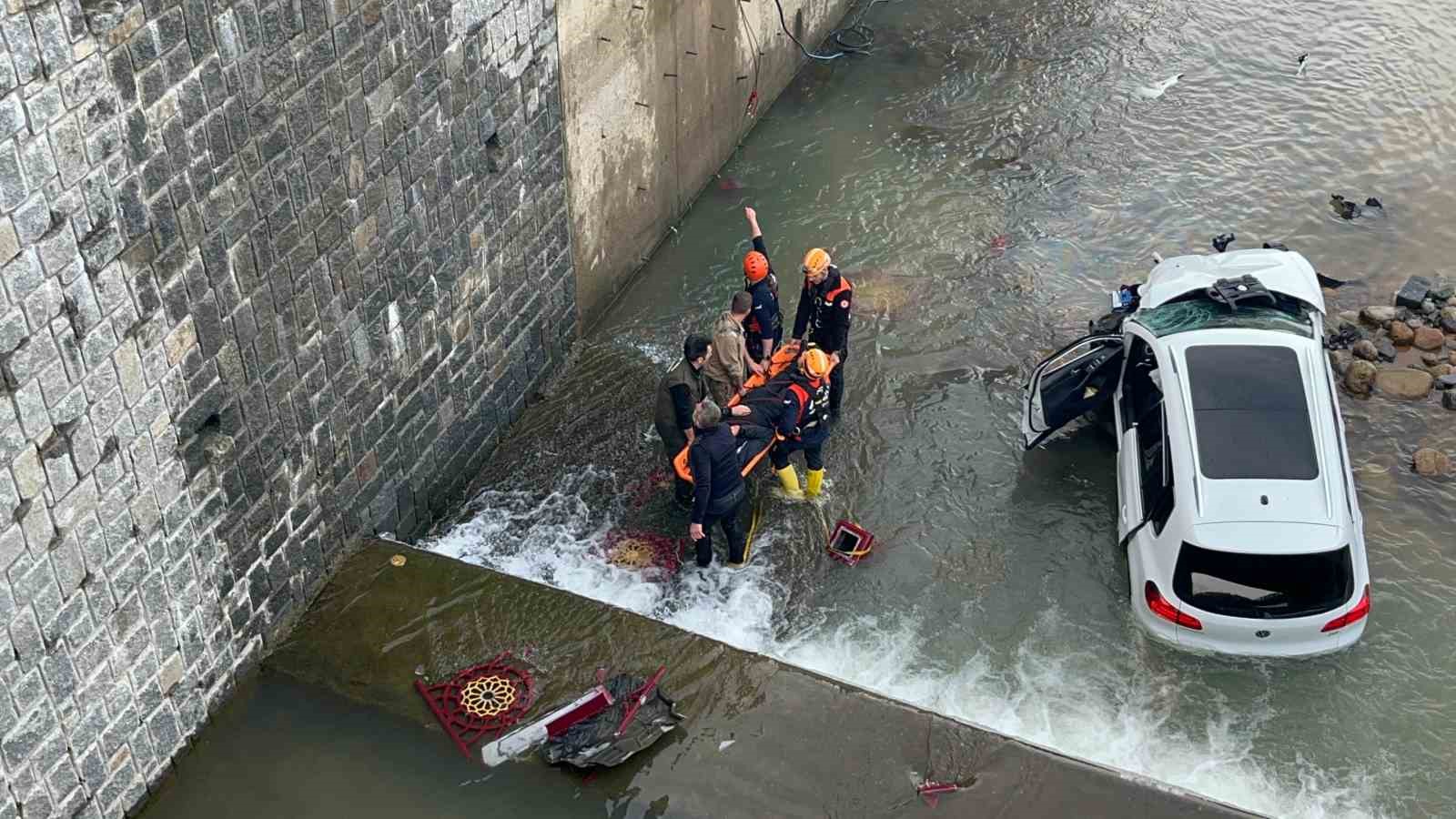 Rize’de öğrenci servisi ile çarpışan cip dereye uçtu: 10 yaralı
